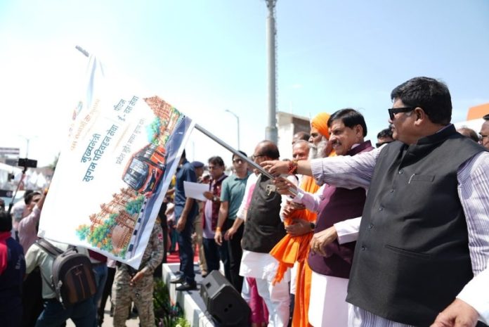 उज्जैन : सीएम यादव ने महाकाल लोक से पीएम ई-बस सेवा एवं उज्जैन दर्शन सेवा की बसों को हरी झंडी दिखाकर रवाना किया