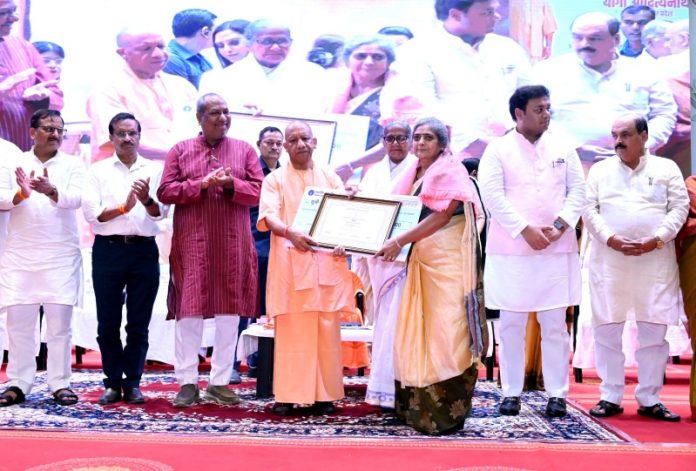 गोरखपुर : सीएम योगी 'भारत रत्न' डॉ. सर्वपल्ली राधाकृष्णन की जयंती एवं 'शिक्षक दिवस' के अवसर पर आयोजित कार्यक्रम में हुए शामिल