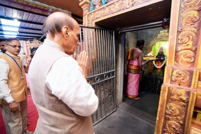 रक्षा मंत्री राजनाथ सिंह ने श्रीलंका के नुवारा एलिया जिले में स्थित सीता अम्मन मंदिर में पूजा-अर्चना की