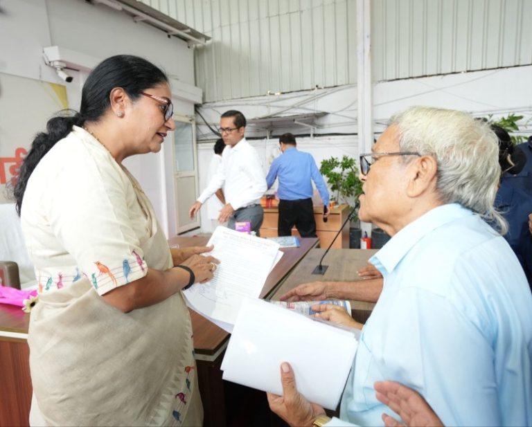 सीएम रेखा गुप्ता ने मुख्यमंत्री जनसेवा सदन में जनसुनवाई के दौरान दिल्ली के अलग-अलग क्षेत्रों से आए नागरिकों की समस्याएं सुनीं