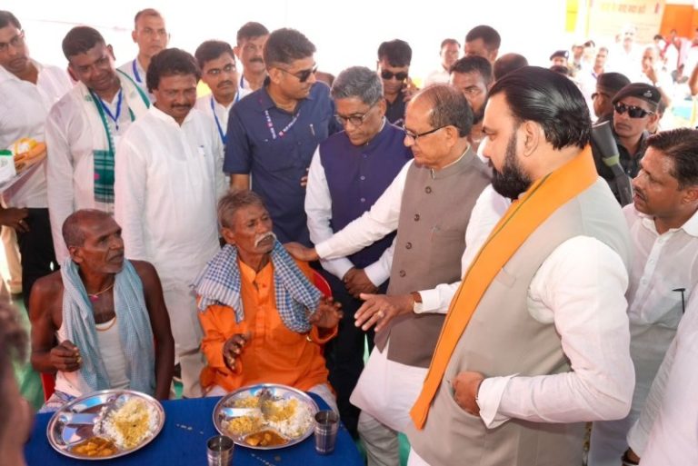 बिहार : सीएम चौधरी ने केंद्रीय मंत्री शिवराज सिंह चौहान के साथ मुंगेर के नवागढ़ी शीतलपुर स्थित निःशुल्क बाढ़ राहत शिविर का निरीक्षण किया