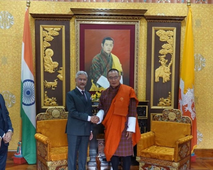 विदेश मंत्री डॉ. एस जयशंकर ने थिम्पू में भूटान के प्रधानमंत्री शेरिंग तोबगे से मुलाकात की विदेश मंत्री डॉ. एस जयशंकर ने थिम्पू में भूटान के प्रधानमंत्री शेरिंग तोबगे से मुलाकात की