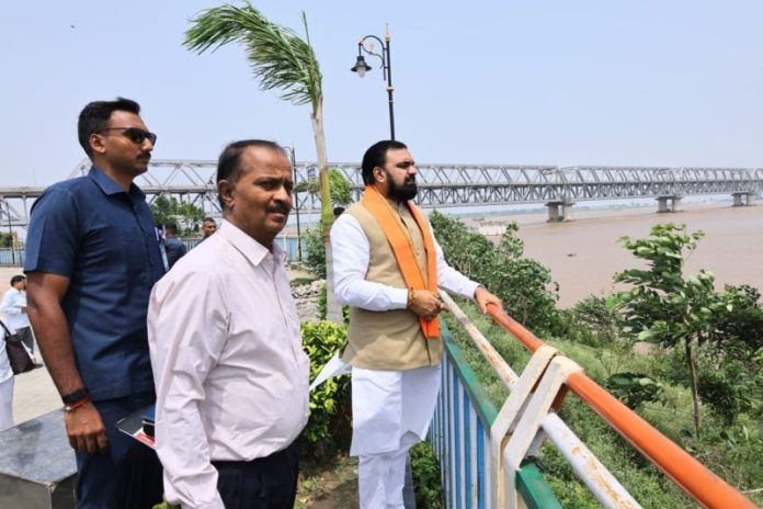 बिहार : सीएम सम्राट चौधरी ने गंगा नदी के बढ़ते जलस्तर का निरीक्षण कर संभावित बाढ़ की स्थिति की समीक्षा की