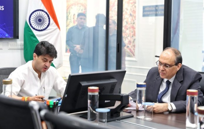केंद्रीय संचार मंत्री ज्योतिरादित्य सिंधिया ने ग्वालियर में भारत के पहले टेलीकॉम मैन्युफैक्चरिंग जोन के लिए चल रहे काम की समीक्षा की