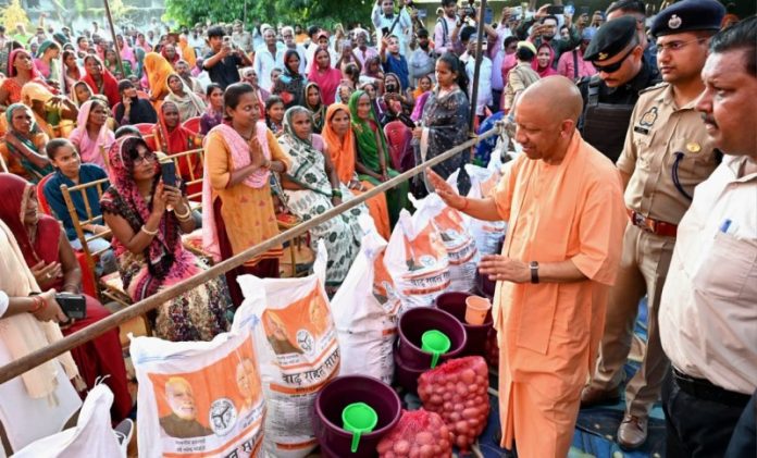 उप्र : सीएम योगी ने कुशीनगर में बाढ़ प्रभावित क्षेत्रों का निरीक्षण किया, प्रभावित परिवारों को राहत सामग्री वितरित की उप्र : सीएम योगी ने कुशीनगर में बाढ़ प्रभावित क्षेत्रों का निरीक्षण किया, प्रभावित परिवारों को राहत सामग्री वितरित की