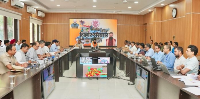 बिहार : सीएम सम्राट चौधरी ने लोकसेवक आवास स्थित संकल्प सभागार में आपदा प्रबंधन विभाग के साथ बैठक की