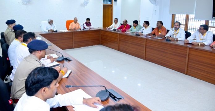 सीएम योगी ने चित्रकूट में अधिकारियों के साथ बैठक की, बाढ़ प्रभावित क्षेत्रों में संचालित राहत एवं बचाव कार्यों की समीक्षा की सीएम योगी ने चित्रकूट में अधिकारियों के साथ बैठक की, बाढ़ प्रभावित क्षेत्रों में संचालित राहत एवं बचाव कार्यों की समीक्षा की