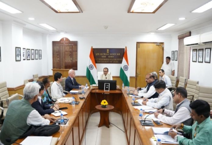 नई दिल्ली : केंद्रीय कृषि मंत्री शिवराज सिंह चौहान ने इंटरनेशनल पोटैटो सेंटर के डीजी डॉ. साइमन हेक और उनकी टीम के साथ बैठक की