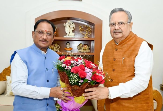 छत्तीसगढ़ : सीएम विष्णुदेव साय ने रायपुर में विधानसभा अध्यक्ष एवं पूर्व सीएम डॉ. रमन सिंह से मुलाकात की