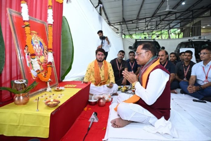 रायपुर : सीएम विष्णुदेव साय ने विश्वकर्मा जयंती के अवसर पर मुख्यमंत्री निवास में भगवान विश्वकर्मा की विधि-विधान से पूजा-अर्चना की रायपुर : सीएम विष्णुदेव साय ने विश्वकर्मा जयंती के अवसर पर मुख्यमंत्री निवास में भगवान विश्वकर्मा की विधि-विधान से पूजा-अर्चना की