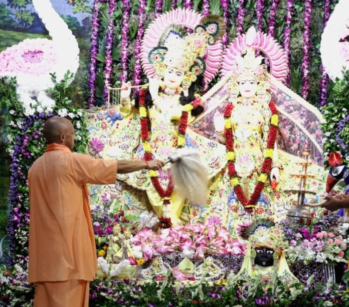 मथुरा : सीएम योगी ने श्रीकृष्ण जन्माष्टमी के पावन अवसर पर श्रीकृष्ण जन्मभूमि मंदिर में दर्शन-पूजन किया