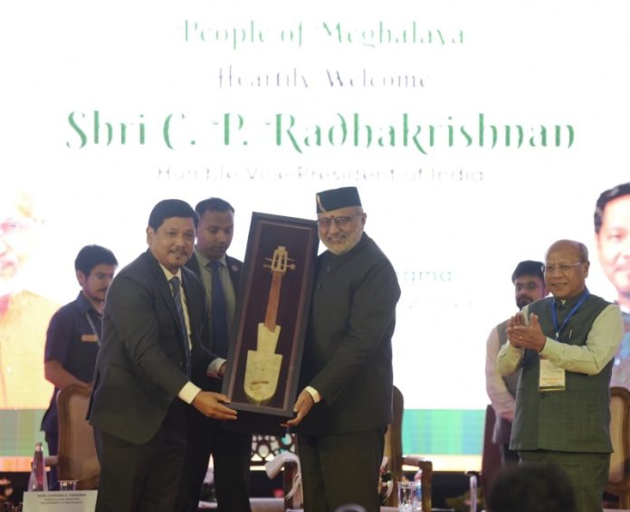 शिलांग : उपराष्ट्रपति सीपी राधाकृष्णन मेघालय की जनता और सरकार द्वारा उनके सम्मान में आयोजित एक सार्वजनिक समारोह में हुए शामिल शिलांग : उपराष्ट्रपति सीपी राधाकृष्णन मेघालय की जनता और सरकार द्वारा उनके सम्मान में आयोजित एक सार्वजनिक समारोह में हुए शामिल