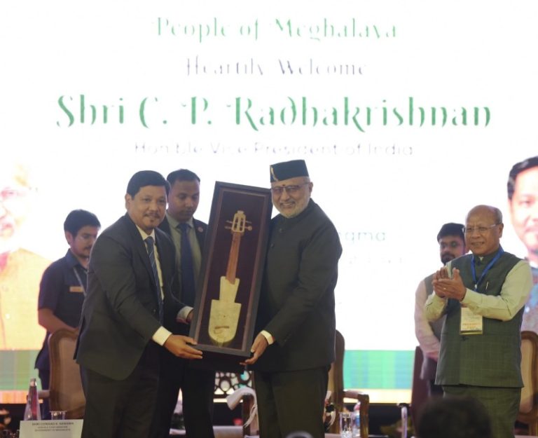 शिलांग : उपराष्ट्रपति सीपी राधाकृष्णन मेघालय की जनता और सरकार द्वारा उनके सम्मान में आयोजित एक सार्वजनिक समारोह में हुए शामिल