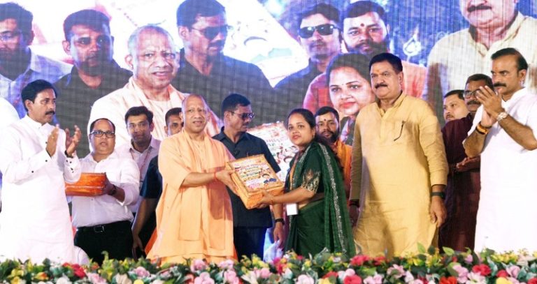 उप्र : सीएम योगी वाराणसी में आयोजित ‘कामकाजी महिला सम्मान समारोह’ में हुए शामिल