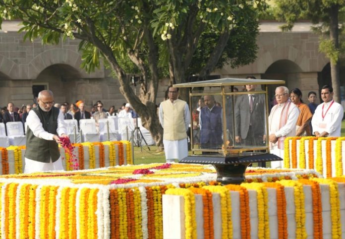 उपराष्ट्रपति सीपी राधाकृष्णन ने राष्ट्रपिता महात्मा गांधी को उनकी जयंती पर राजघाट पर श्रद्धांजलि अर्पित की