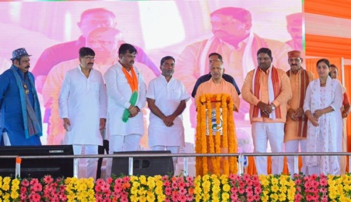 उप्र : सीएम योगी ने बलरामपुर में 803 करोड़ रुपए से अधिक लागत की 78 विकास परियोजनाओं का लोकार्पण एवं शिलान्यास किया