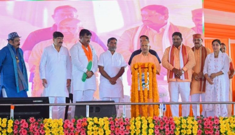 उप्र : सीएम योगी ने बलरामपुर में 803 करोड़ रुपए से अधिक लागत की 78 विकास परियोजनाओं का लोकार्पण एवं शिलान्यास किया