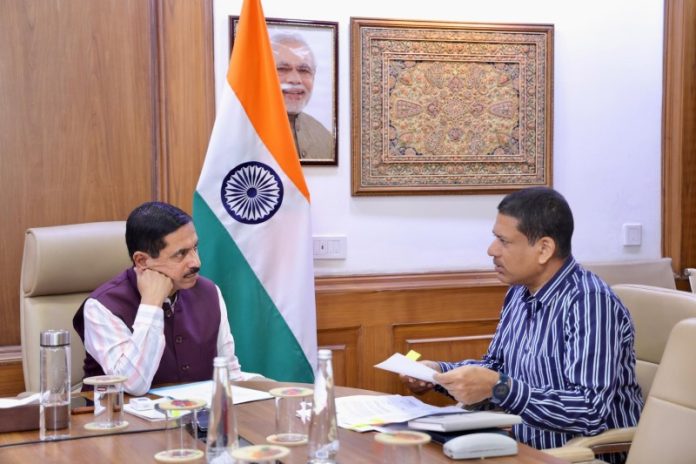 केंद्रीय मंत्री प्रल्हाद जोशी ने नवीन और नवीकरणीय ऊर्जा मंत्रालय के सचिव के साथ बैठक की
