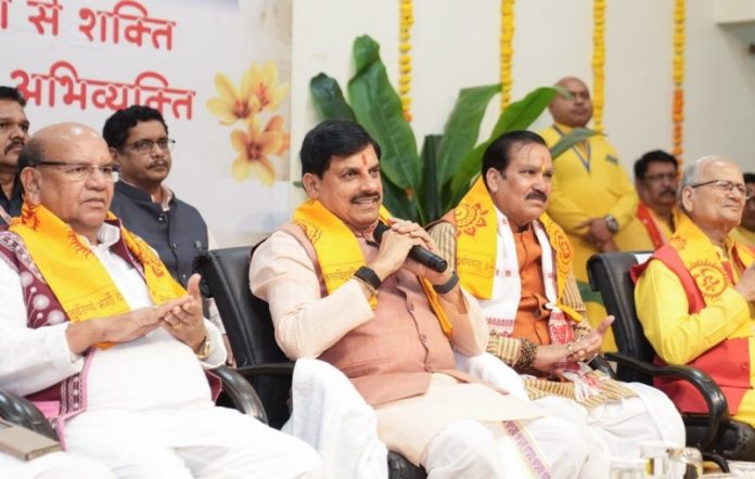 बड़वानी : सीएम यादव ने कलाल्दा स्थित गायत्री धाम में आयोजित बाल संवाद कार्यक्रम में सहभागिता की