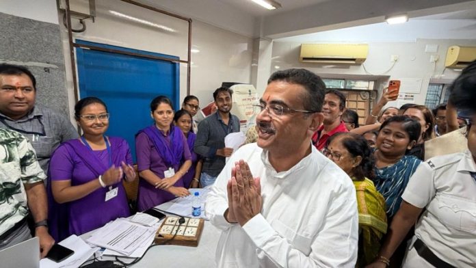 पश्चिम बंगाल : सीएम सुवेंदु अधिकारी ने भवानीपुर विधानसभा क्षेत्र के अंतर्गत वार्ड नंबर 73 में आयोजित 'सेवा सेतु' शिविर का दौरा किया