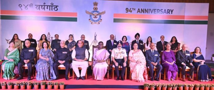 राष्ट्रपति मुर्मू ने नई दिल्ली में भारतीय वायु सेना की 94वीं वर्षगांठ के समारोह में हिस्सा लिया