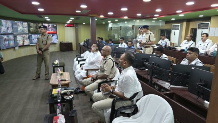पश्चिम बंगाल : सीएम सुवेंदु अधिकारी ने कोलकाता के लालबाजार स्थित कोलकाता पुलिस के ट्रैफिक कंट्रोल रूम का दौरा किया