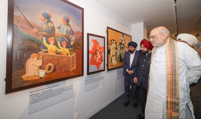 नई दिल्ली : केंद्रीय गृह मंत्री अमित शाह विश्व पंजाबी संगठन द्वारा आयोजित 'मन की बात' पर आधारित चित्र प्रदर्शनी में हुए शामिल