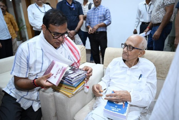 असम : सीएम डॉ. हिमंत बिस्वा सरमा ने लोक सेवा भवन में जाने-माने शिक्षाविद और साहित्यकार डॉ. नरनाथ भट्टाचार्य से मुलाकात की