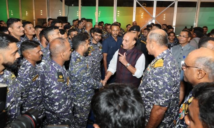रक्षा मंत्री राजनाथ सिंह ने विशाखापत्तनम में 'बड़ाखाना' के दौरान भारतीय नौसेना के कर्मियों से मुलाकात की