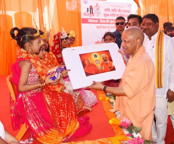 उप्र : सीएम योगी ने बलरामपुर में 'शिक्षा की उड़ान पहल' के अंतर्गत स्टडी टेबल एवं आशीर्वाद-पत्र का वितरण किया