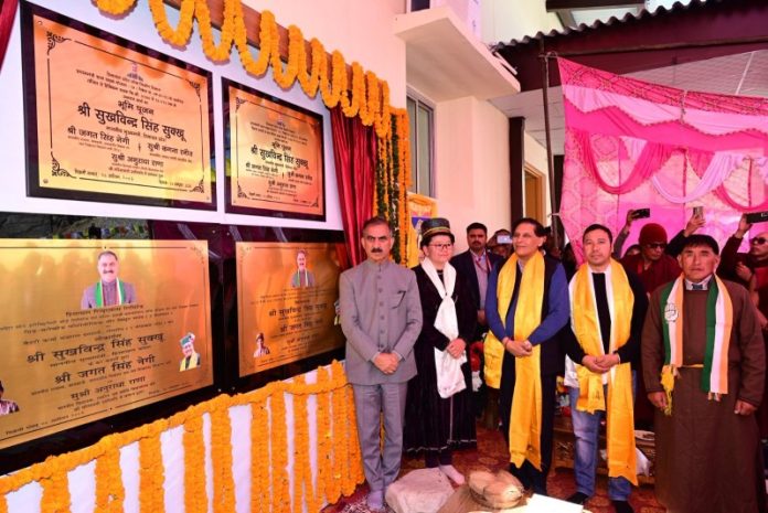 हिमाचल प्रदेश : सीएम सुक्खू ने काजा में ग्रिड-कनेक्टेड फोटोवोल्टिक सौर ऊर्जा संयंत्र एवं रोंगटोंग में बैटरी ऊर्जा भंडारण प्रणाली का किया लोकार्पण