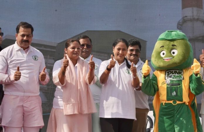दिल्ली : सीएम रेखा गुप्ता ने 'सेवा मेरा योगदान' अभियान के तहत आजादपुर में स्वच्छता अभियान में हिस्सा लिया और श्रमदान किया दिल्ली : सीएम रेखा गुप्ता ने 'सेवा मेरा योगदान' अभियान के तहत आजादपुर में स्वच्छता अभियान में हिस्सा लिया और श्रमदान किया