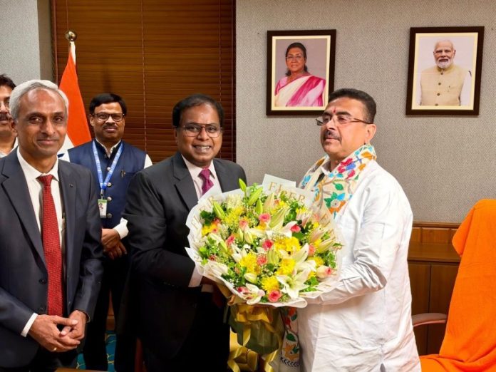 पश्चिम बंगाल : सीएम सुवेंदु अधिकारी से नबान्न में नाबार्ड के चेयरमैन डॉ. शाजी कृष्णन वी ने अन्य प्रतिनिधियों के साथ मिलकर मुलाकात की