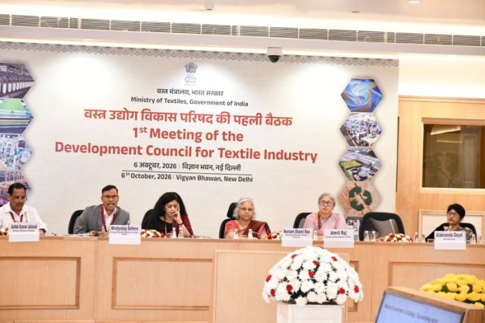 नई दिल्ली : वस्त्र मंत्रालय की सचिव नीलम शमी राव ने डीसीटीआई की पहली बैठक की अध्यक्षता की