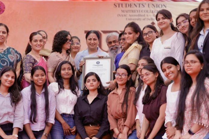 दिल्ली : सीएम रेखा गुप्ता ने 'युवा मंथन: परंपरा और प्रगति' कार्यक्रम में मैत्रेयी कॉलेज की छात्राओं के साथ बातचीत की