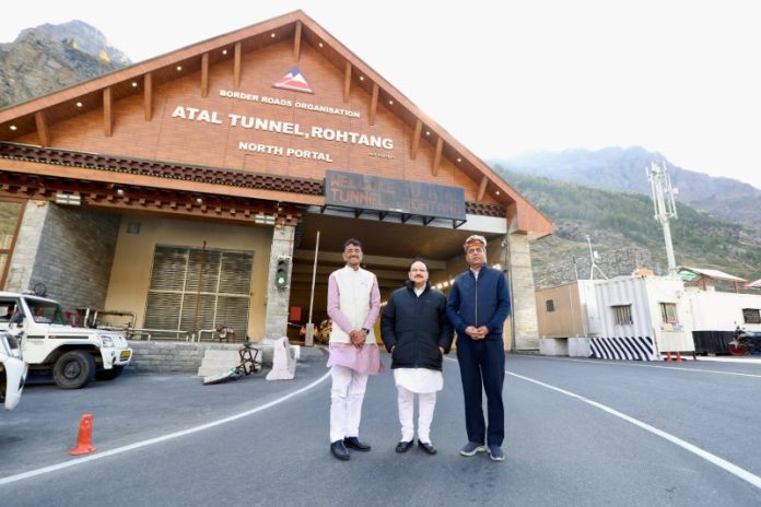 केंद्रीय मंत्री जेपी नड्डा ने लाहौल-स्पीति की अपनी यात्रा के दौरान रोहतांग में अटल टनल का दौरा किया केंद्रीय मंत्री जेपी नड्डा ने लाहौल-स्पीति की अपनी यात्रा के दौरान रोहतांग में अटल टनल का दौरा किया