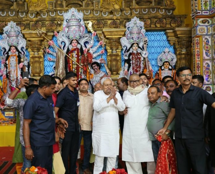 पटना : जेडीयू के राष्ट्रीय अध्यक्ष और बिहार के पूर्व सीएम नीतीश कुमार ने डाकबंगला चौराहा स्थित दुर्गा पूजा पंडाल में माँ दुर्गा के दर्शन किए