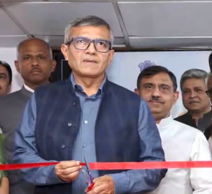 नई दिल्ली : रक्षा सचिव राजेश कुमार सिंह ने सेना भवन में रक्षा मंत्रालय (सचिवालय) के पुस्तकालय का उद्घाटन किया
