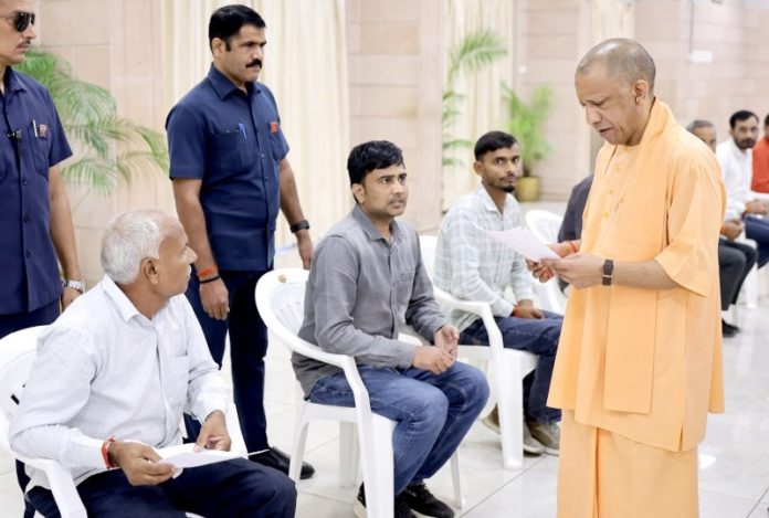 उप्र : सीएम योगी ने लखनऊ स्थित अपने सरकारी आवास पर आयोजित 'जनता दर्शन' किया उप्र : सीएम योगी ने लखनऊ स्थित अपने सरकारी आवास पर आयोजित 'जनता दर्शन' किया