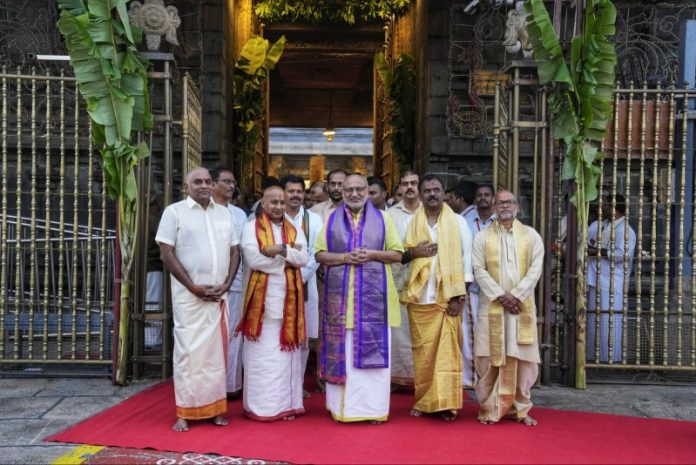 उपराष्ट्रपति सीपी राधाकृष्णन ने आंध्र प्रदेश के तिरुपति स्थित प्रसिद्ध श्री वेंकटेश्वर स्वामी मंदिर का दौरा किया