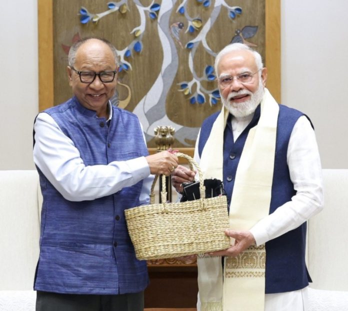 नई दिल्ली : पीएम मोदी से मणिपुर के सीएम युमनाम खेमचंद सिंह ने मुलाकात की