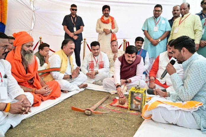 उज्जैन : सीएम यादव ने जियापुरा में मानव बाल कल्‍याण समिति (विद्याभारती) द्वारा निर्मित होने वाले महाकालपुरम प्रकल्‍प का भूमिपूजन किया