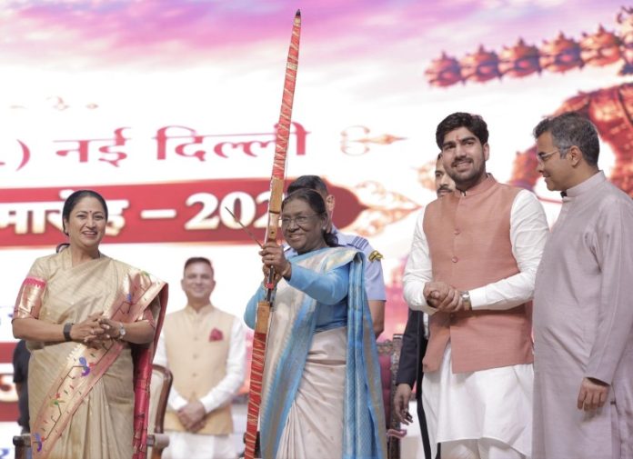 दिल्ली की सीएम रेखा गुप्ता ने राष्ट्रपति मुर्मू की उपस्थिति में द्वारका श्री रामलीला द्वारा आयोजित विजयदशमी महोत्सव में भाग लिया