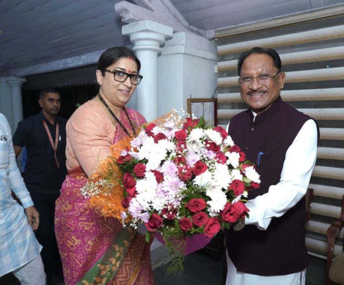 रायपुर : सीएम साय से मुख्यमंत्री निवास पर भाजपा राष्ट्रीय महामंत्री एवं छत्तीसगढ़ प्रदेश प्रभारी स्मृति ईरानी ने मुलाकात की