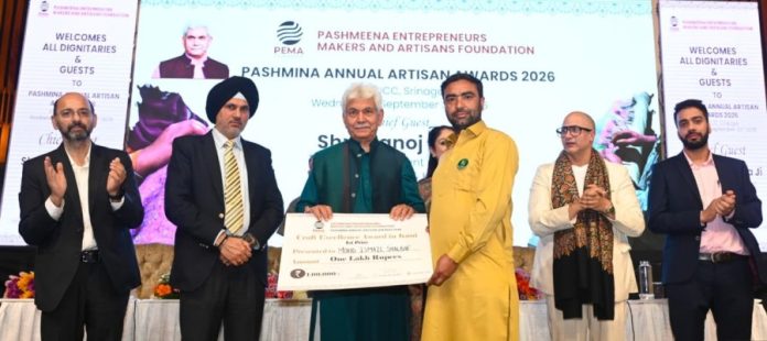 जम्मू-कश्मीर : उपराज्यपाल मनोज सिन्हा ने पीईएमए फाउंडेशन के 'पश्मीना आर्टिसन अवार्ड्स 2026' में कारीगरों को सम्मानित किया जम्मू-कश्मीर : उपराज्यपाल मनोज सिन्हा ने पीईएमए फाउंडेशन के 'पश्मीना आर्टिसन अवार्ड्स 2026' में कारीगरों को सम्मानित किया