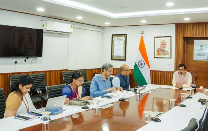 केंद्रीय मंत्री प्रल्हाद जोशी ने शिक्षा मंत्रालय के स्कूल शिक्षा और साक्षरता विभाग के वरिष्ठ अधिकारियों के साथ 'समग्र शिक्षा 3.0' पर बैठक की
