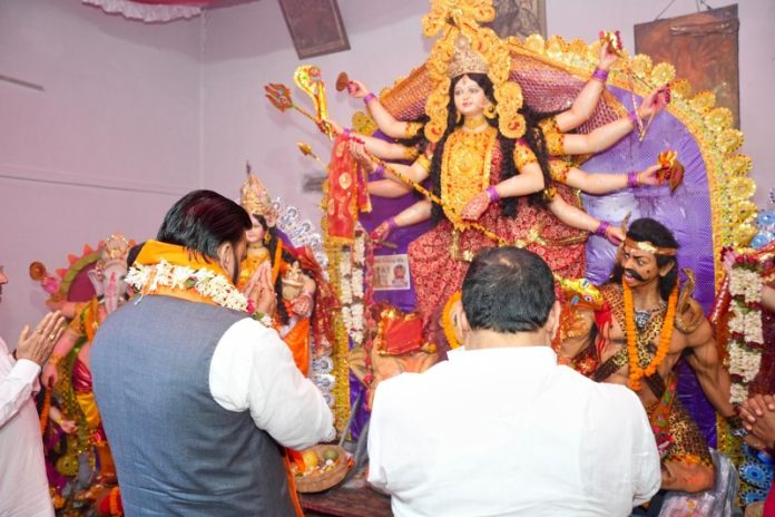 मुंगेर : सीएम सम्राट चौधरी ने तारापुर विधानसभा क्षेत्र के विभिन्न दुर्गा मंदिरों एवं पूजा पंडालों में जाकर मां दुर्गा की पूजा-अर्चना की