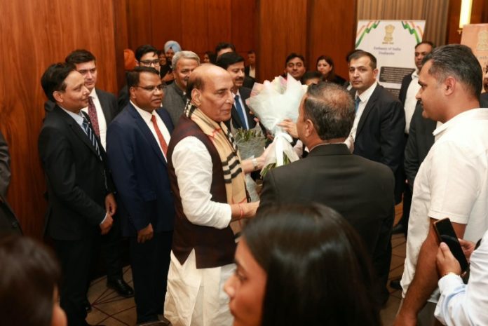 रक्षा मंत्री राजनाथ सिंह ने दुशांबे में भारतीय प्रवासियों के साथ बातचीत की रक्षा मंत्री राजनाथ सिंह ने दुशांबे में भारतीय प्रवासियों के साथ बातचीत की