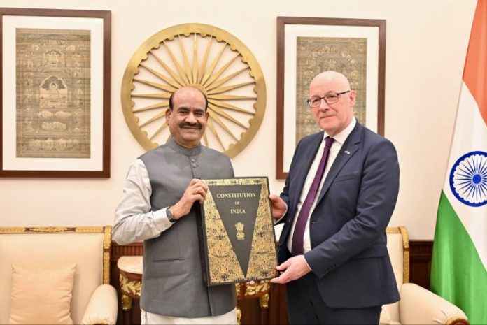 नई दिल्ली : लोकसभा अध्यक्ष ओम बिरला ने संसद भवन में स्कॉटलैंड के फर्स्ट मिनिस्टर मिस्टर जॉन स्विनी से मुलाकात की
