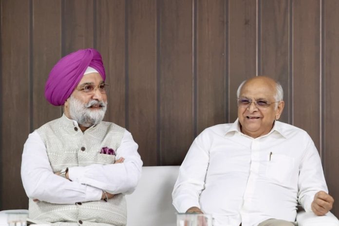 दिल्ली के उपराज्यपाल तरनजीत सिंह संधू ने अहमदाबाद में गुजरात के मुख्यमंत्री भूपेंद्र पटेल से मुलाकात की